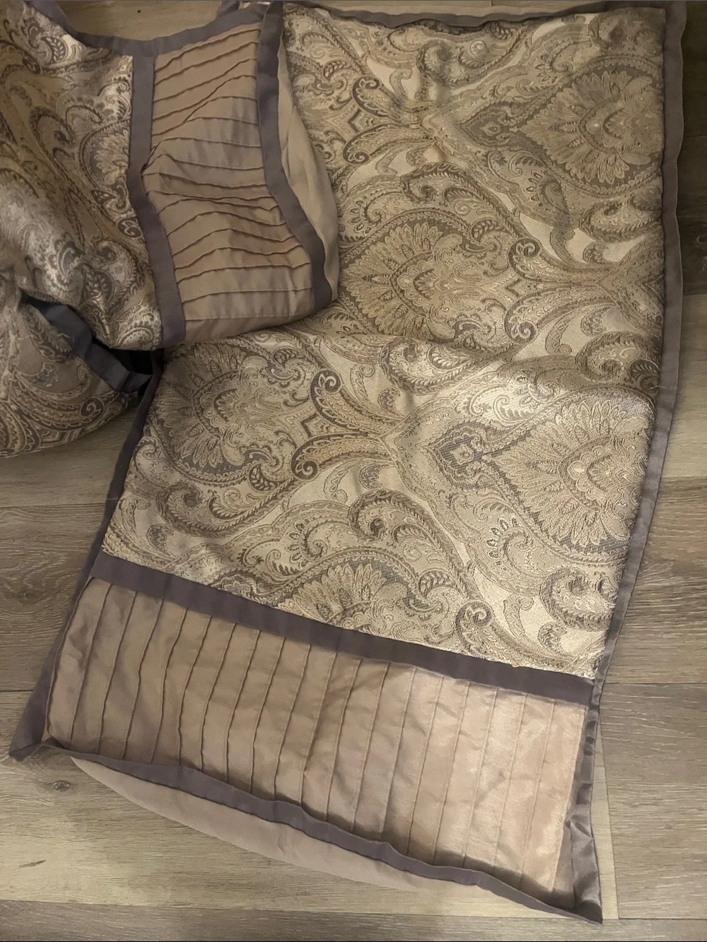 King size . Luxury Paisley Jacquard Duvet in Taupe and Ivory